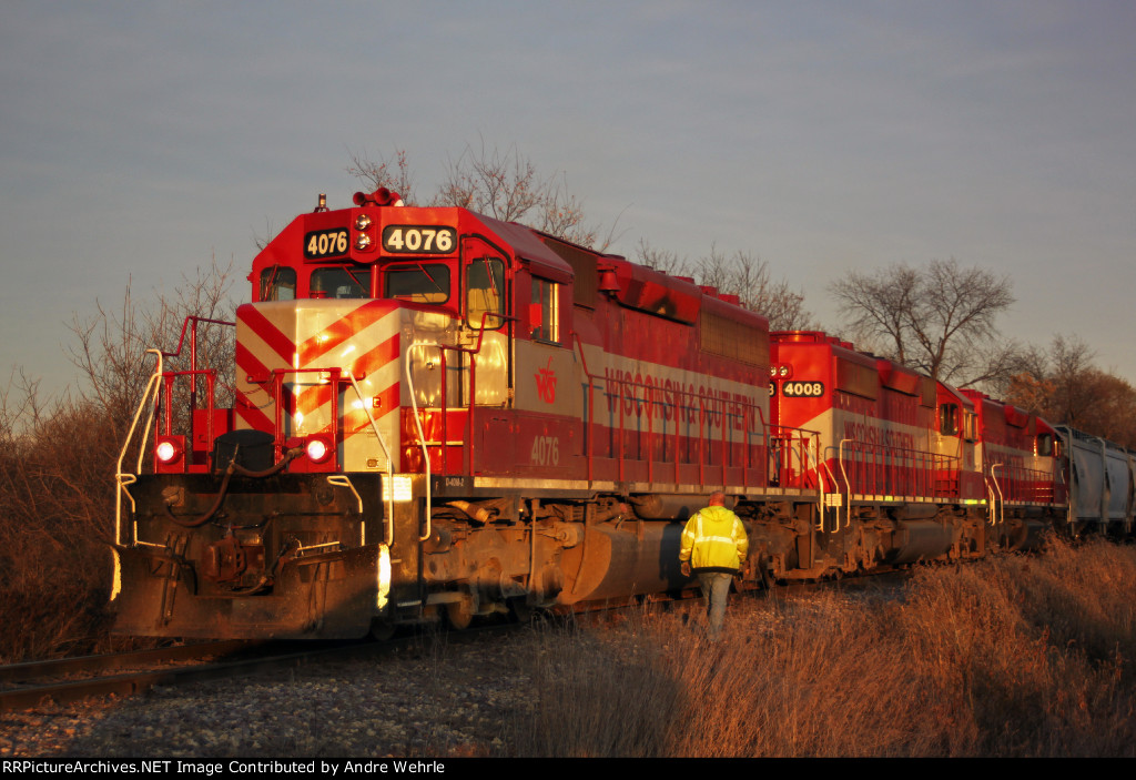 WSOR 4076 bathed in golden light on the point of a T004 sitting at Vickerman Rd.